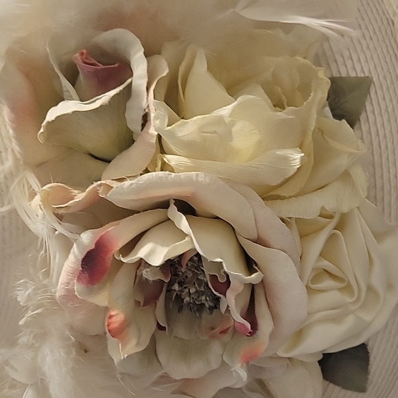 LeBean chapeau cream hat wide brim with feathers and flowers - Picture 3 of 3